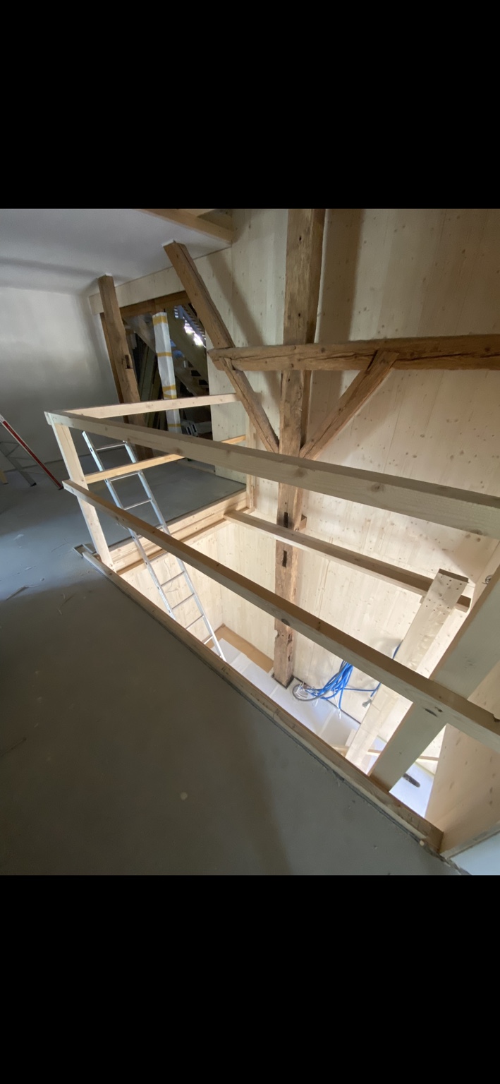 Intervento interno su una struttura in legno esistente, accanto al vano scala